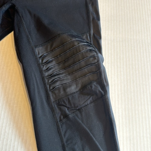 Victorias Secret Sport black leggings with detailed mesh and striping both sides - Picture 4 of 11